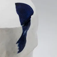 <a href="https://www.galeriegosserez.com/artistes/salomon-celine.html">Céline Salomon</a> - Owen - Table d'appoint Bleue & Blanche